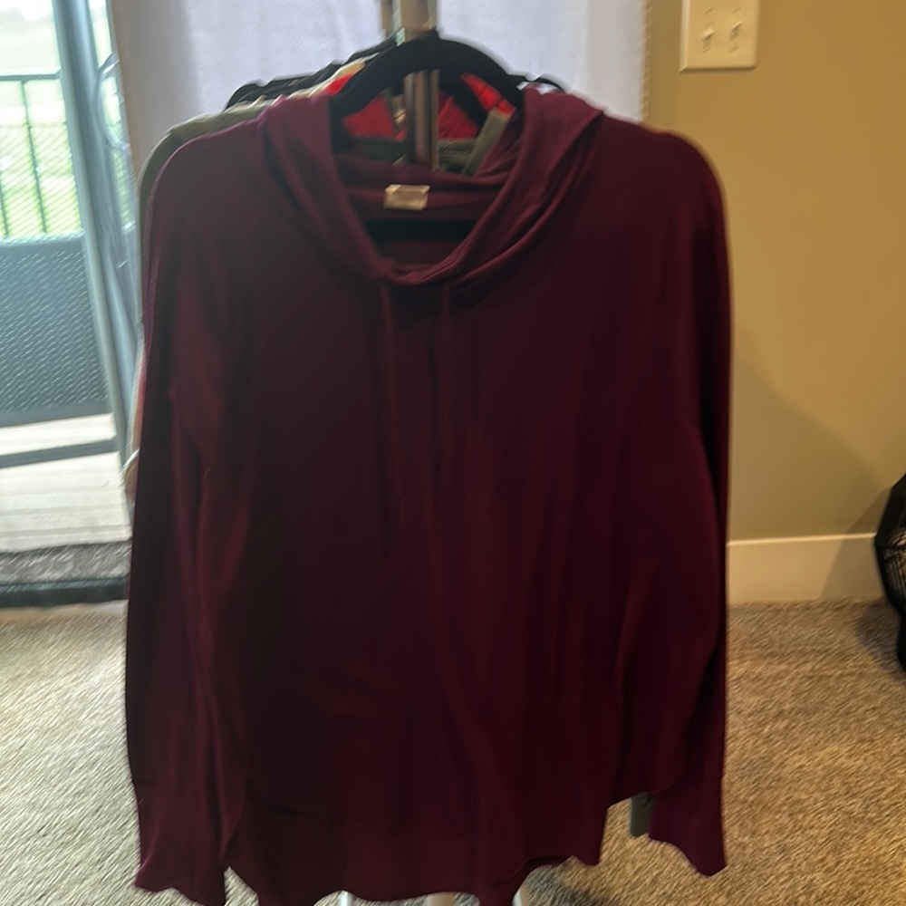 Athletic light weight pull over